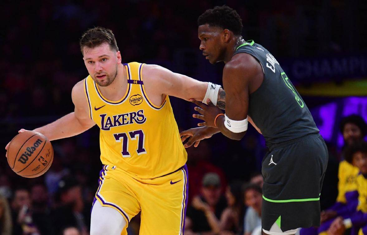 东契奇巅峰对决，字母哥与40激战美国队分钟，突破纪录胜负难料！